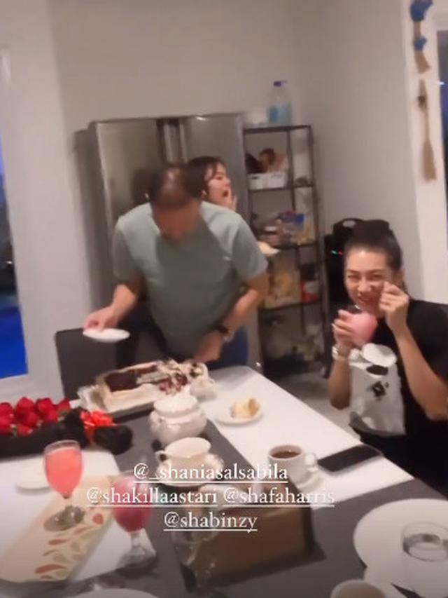 5 Momen Sarita Abdul Mukti Rayakan Ultah Mantan Suami Bareng Anak-Anak