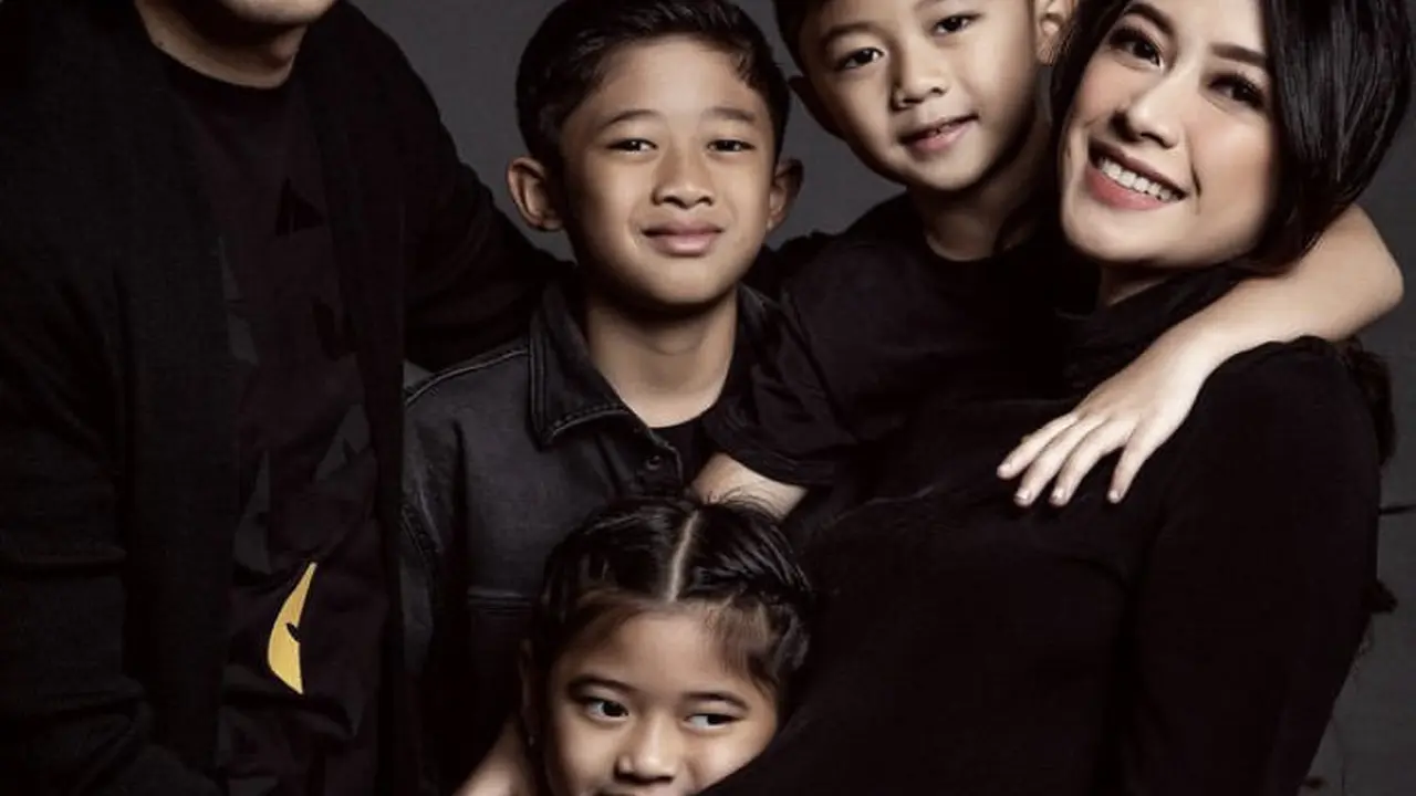 Tampilan Outfit Aliya Rajasa saat hamil besar