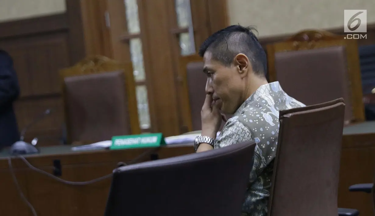 Pimpinan Tjokro Group, Kurniawan Eddy Tjokro saat menjalani sidang perdana kasus dugaan suap kepada Direktur PT Krakatau Steel, Wisnu Kuncoro di Pengadilan Tipikor, Jakarta, Rabu (12/6/2019). Sidang beragendakan mendengar pembacaan dakwaan dari JPU KPK. (Liputan6.com/Helmi Fithriansyah)
