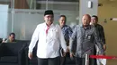 Namun kali ini, Yaqut Cholil Qoumas diperiksa sebagai saksi untuk tersangka lainnya, yakni Ishfah Abidal Aziz alias Gus Alex. Tampak dalam foto, tersangka kasus dugaan korupsi kuota haji, Yaqut Cholil Qoumas (kiri) bersiap menjalani pemeriksaan di Gedung Merah Putih Komisi Pemberantasan Korupsi (KPK), Jakarta, Jumat (30/1/2026). (merdeka.com/Arie Basuki)