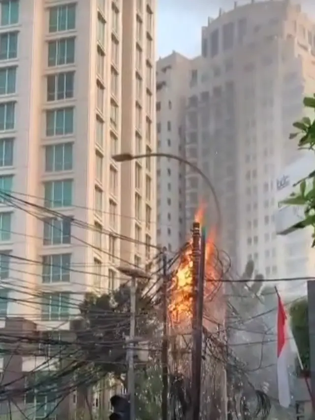Tiang listrik yang dipenuhi kabel semrawut di Jalan Pakubuwono, Kebayoran Baru, Jakarta Selatan terbakar