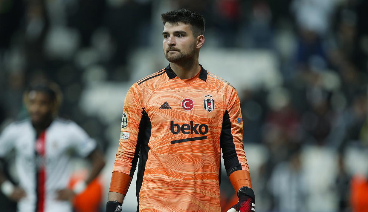 Ersin Destanoglu. Kiper Turki berusia 20 tahun ini menjadi andalan Besiktas usai dipromosikan dari Besiktas U-21 pada tengah musim 2019/2020. Total telah bermain dalam 53 laga dengan torehan 21 clean sheet dan kebobolan 55 gol. Di level Timnas, ia baru bermain 6 kali untuk Turki U-21. (AP)