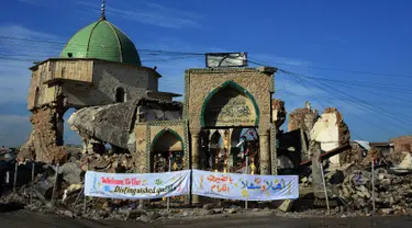 Masjid Agung al-Nuri dan sisa-sisa menara miring "Al-Hadba" yang dilanda perang di Kota Tua Mosul, 16 Desember 2018. Pemerintah Irak memulai pembangunan kembali masjid Abad ke-11 tersebut yang hancur dalam pertempuran  dengan ISIS. (Zaid AL-OBEIDI/AFP)