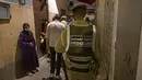 Pasukan keamanan Maroko memastikan penutupan toko dan meminta orang untuk kembali ke rumah di ibu kota Rabat pada Rabu (3/8/2021). Maroko memperpanjang jam malam dan memperketat pembatasan perjalanan ke tiga kota besar dalam upaya memperlambat lonjakan kasus corona COVID-19. (FADEL SENNA / AFP)