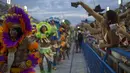 Seorang pengunjung mengambil gambar dengan ponselnya saat Karnaval Samba di Sambadrome, Rio de Janeiro, Brasil, Senin (27/2). Karnaval Samba dimeriahkan oleh hampir seluruh sekolah samba di Brasil. (AP Photo / Mauro Pimentel)