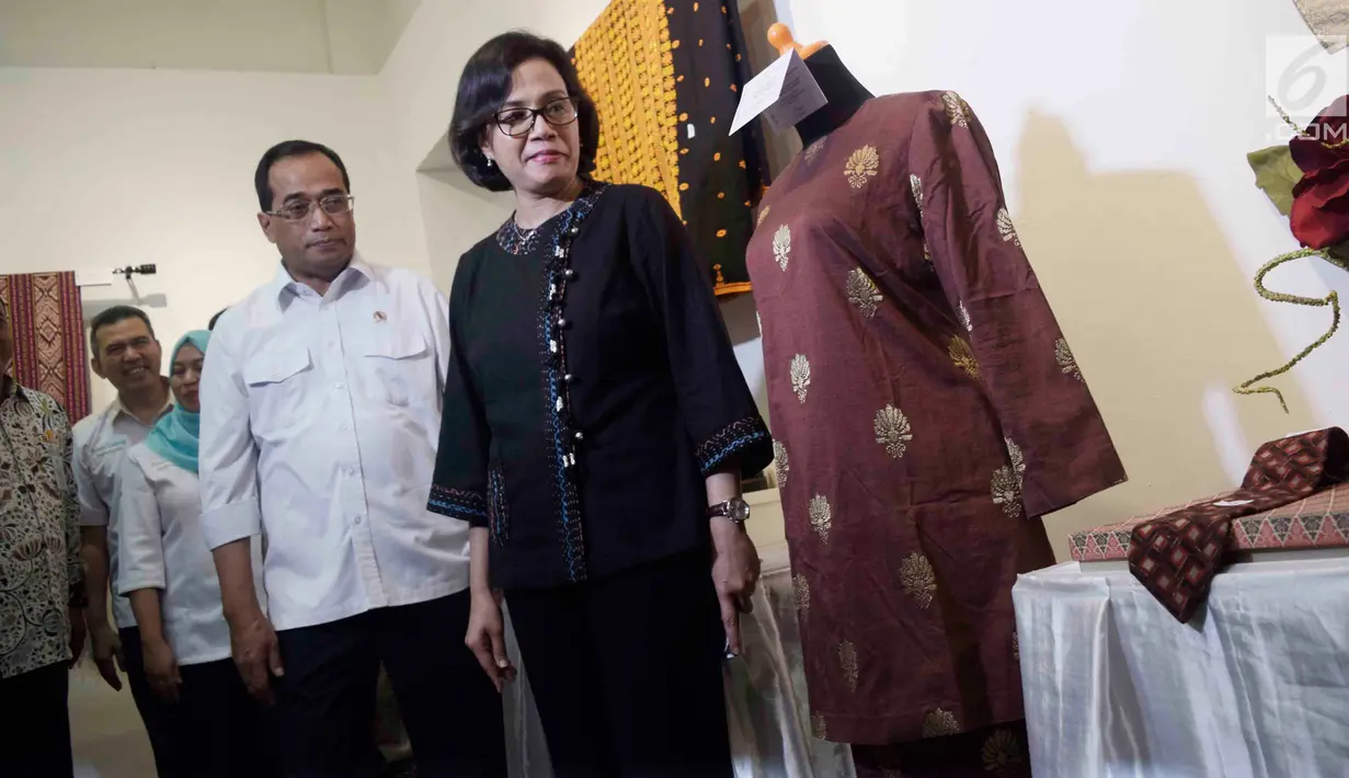 Menkeu Sri Mulyani bersama dengan Menhub Budi Karya melihat pakaian dalam pameran barang yang di lelang di Galeri Nasional, Jakarta, Rabu (28/2). (Liputan6.com/Angga Yuniar)