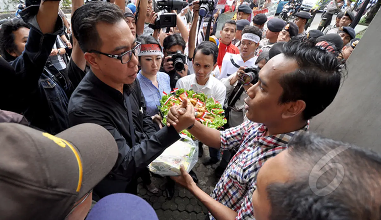 Seorang Aktivis bersalaman dengan perwakilan dari kedutaan Malaysia, Jakarta, Senin, (20/2/2015). Aktivis Semarang menggelar aksi memprotes makanan khas Kota Semarang Lumpia yang mengklaim sebagai produk negeri Malaysia. (Liputan6.com/Faizal Fanani)