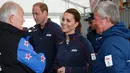 Kate Middleton bersama Pangeran William berbincang dengan para pejabat saat menghadiri America's Cup World Series setiba di markas Emirates Tim Selandia Baru di Royal Naval Dockyard, Inggris (26/7/2015). (REUTERS/Luke MacGregor)