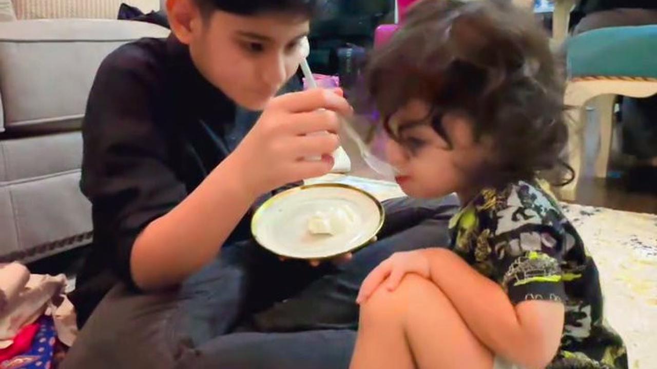 7 Potret King Faaz Anak Fairuz A Rafiq Momong Sang Adik, Disuapi dengan Hati-Hati - Diperlakukan Penuh Kasih