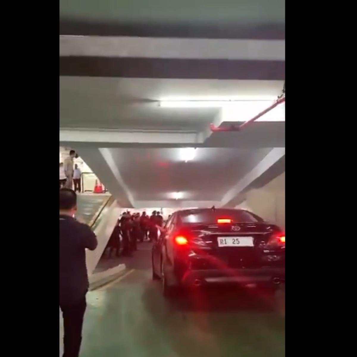 Potongan video momen Mendiktisaintek Satryo diadang ASN