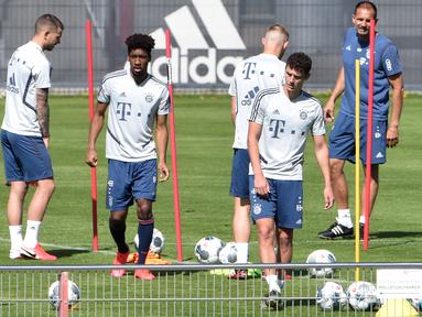 Pemain Bayern Munchen saat mengikuti sesi latihan di fasilitas pelatihan Bayern Munchen di Munich, Jerman, Kamis (16/4/2020) waktu setempat. Munchen menggelar latihan dengan cara para pemain ditempatkan dalam kelompok-kelompok kecil dan tetap mempertahankan jarak fisik. (AFP/Christof Stache)