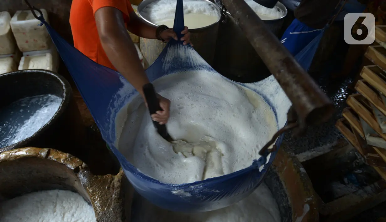 Pekerja memproduksi tahu di industri rumahan, kawasan Duren Tiga, Jakarta, Selasa (15/9/2020). Dari anggaran Pemulihan Ekonomi Nasional (PEN), sebanyak Rp 123,46 triliun disalurkan kepada UMKM di tengah pandemi Covid-19. (merdeka.com/Imam Buhori)