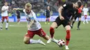 Pemain Denmark, Simon Kjaer (kiri) berebut bola dengan pemain Kroasia, Ante Rebic pada laga 16 besar Piala Dunia 2018 di Nizhny Novgorod Stadium, Rusia, (1/7/2018). Kroasia menang 3-2 lewat adu penalti. (AP/Martin Meissner)