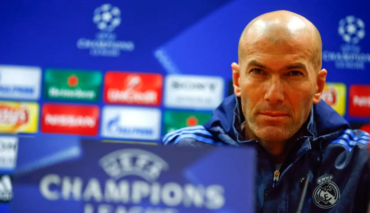 Pelatih Real Madrid Zinedine Zidane memberikan keterangan kepada awak media sebelum sesi latihan di Stadion Olimpiade di Roma, Italia (16/2). Real Madrid akan bertanding melawan AS Roma di leg pertama 16 besar Liga Champions. (REUTERS/Tony Gentile)