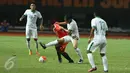 Gelandang Timnas Indonesia U-22, Evan Dimas (kedua kanan) berebut bola dengan Bambang Pamungkas (Persija) saat laga uji coba di Stadion Patriot Candrabhaga, Bekasi, Rabu (5/4). Laga berakhir imbang 0-0. (Liputan6.com/Helmi Fithriansyah)
