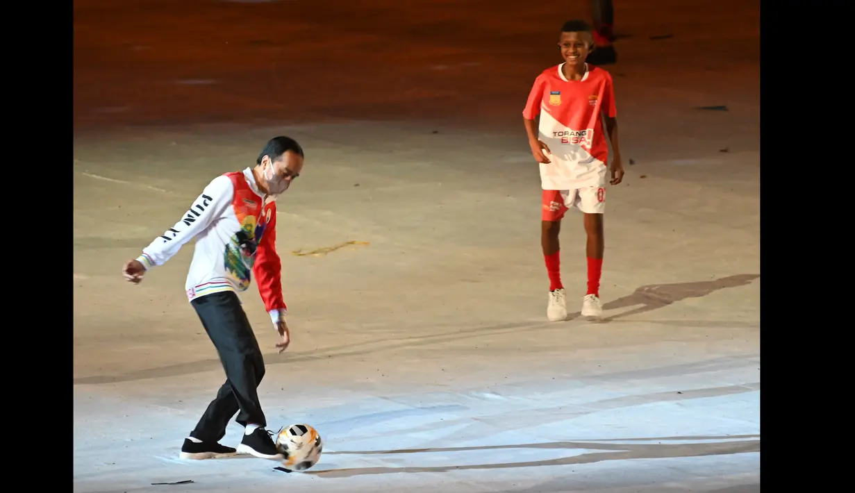 Presiden Republik Indonesia Joko Widodo bermain bola di acara pembukaan Pekan Olahraga Nasional XX Papua tahun 2021 di Stadion Lukas Enembe, Sabtu (2/10/2021). (PB PON XX Papua/ M Solihin )