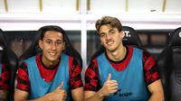 Dua pemain naturalisasi baru Timnas Indonesia, Miliano Jonathans (kiri) dan Mauro Zijlstra (kanan), duduk di bangku cadangan saat laga FIFA Matchday melawan Chinese Taipei di Stadion Gelora Bung Tomo (GBT), Surabaya, Jumat (05/09/2025). (Bola.com/Abdul Aziz)