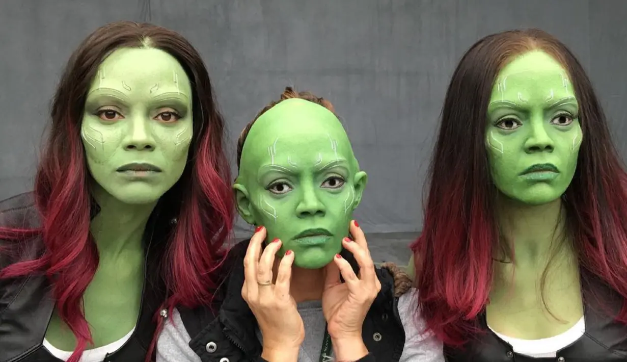 Potret Zoe Saldana (kiri) saat memerankan karakter Gamora bersama seorang crew dan stuntman yang mengenakan topeng wajah Gamora. Selain terkenal saat menjadi Neytiri di Avatar, ibu 3 anak itu juga memiliki banyak penggemar saat memerankan karakter prajurit wanita berkulit hijau tersebut dalam film adaptasi komik Marvel, Guardians Of The Galaxy. (Instagram/@jamesgunn)