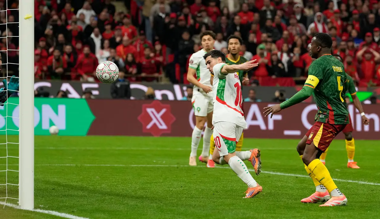 Berawal dari situasi sepak pojok yang dilesatkan oleh Achraf Hakimi, bola kemudian disundul oleh Ayoub El Kaabi. Brahim Diaz yang berada di depan gawang kemudian sedikit membelokkan bola untuk membobol gawang Kamerun. (AP Photo/Mosa'ab Elshamy)