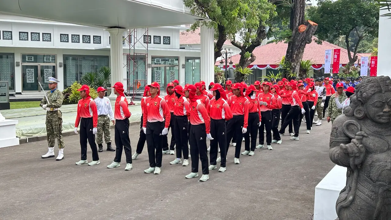 Paskibaraka hingga Petugas Upacara HUT ke-81 RI Gelar Latihan di Istana Merdeka.