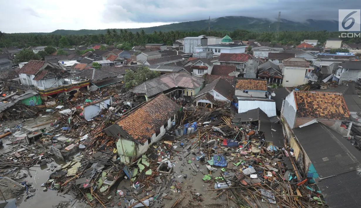 Pemandangan dari udara kawasan pemukiman nelayan di Kampung Sumur Pesisir, Pandeglang, Banten, Selasa (24/12). Kampung Sumur yang dihuni ratusan nelayan luluh lantak disapu tsunami. (Merdeka.com/Arie Basuki)