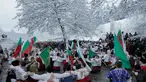  Sejumlah pria Bulgaria menari bersama di perairan sungai Tundzha selama perayaan Hari Epiphany di kota Kalofer, Bulgaria (6/1). Ritual ini dianggap sebagai salah satu cara untuk membersihkan diri dari segala dosa. (AP Photo/Valentina Petrova)