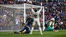 Gaya Cristiano Ronaldo saat gagal mencetak gol ke gawang Malaga pada lanjutan La Liga di Santiago Bernabeu stadium, Madrid, Sabtu (21/1/2017). Madrid menang 2-1. (AP/Francisco Seco)