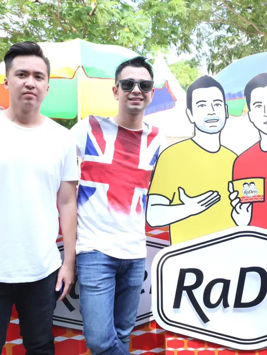 Beserta teman dekatnya, Raffi membuka bisnis makanan, demi bisnis yang sukses, raffi mengaku bukan hanya popularitas pemilik bisnis, namun, keinginan kuat dan juga resep yang enak. (Galih W. Satria/Bintang.com)