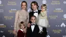Gelandang Real Madrid, Luka Modric bersama keluarganya menghadiri malam penghargaan Ballon d'Or 2018 di Grand Palais, Paris, Senin (3/12). Modric terpilih sebagai peraih Ballon d'Or 2018 yang dirilis oleh France Football. (Anne-Christine POUJOULAT/AFP)