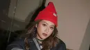 Lihat gaya tomboy Sherina Munaf padukan atasan denim dengan flanel top dan celana bercorak kotak-kotak yang serasi dan topi beanie merah. [Foto: Instagram/sherinamunaf]