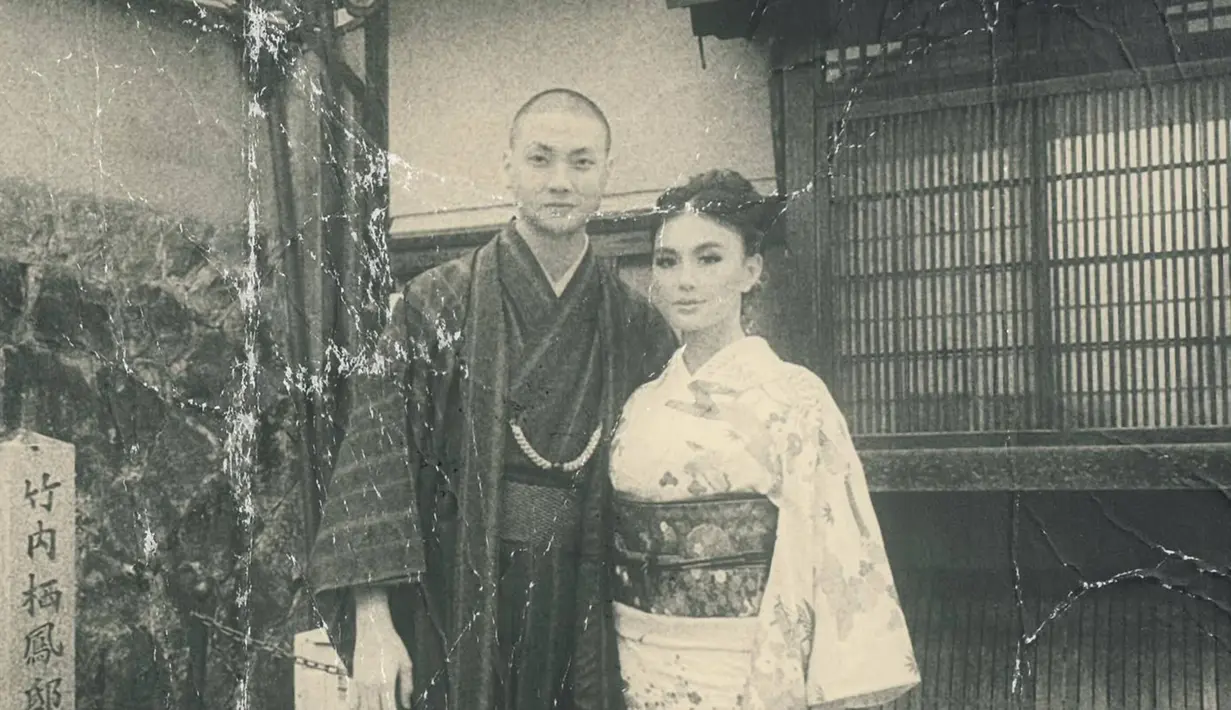 Begini potret Agnez Mo dan Adam Rosyadi yang tampil menawan saat kompak memakai kimono dalam liburannya ke Jepang. Banyak netizen pun membanjiri potret keduanya dengan berbagai pujian dan doa agar keduanya lekas menuju pelaminan. (Liputan6.com/IG/@agnezmo)
