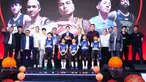Direktur Utama (Dirut) Bank Mandiri, Darmawan Junaidi, Bersama Dirut IBL, Junas Miradiarsyah, Ketua Perbasi, Budisatrio Djiwandono, dan perwakilan klub foto bersama saat peresmian kerja sama antara Bank Mandiri dengan IBL di Plaza Mandiri, Jakarta, Selasa (1/7/2025). (Bola.com/Abdul Aziz)