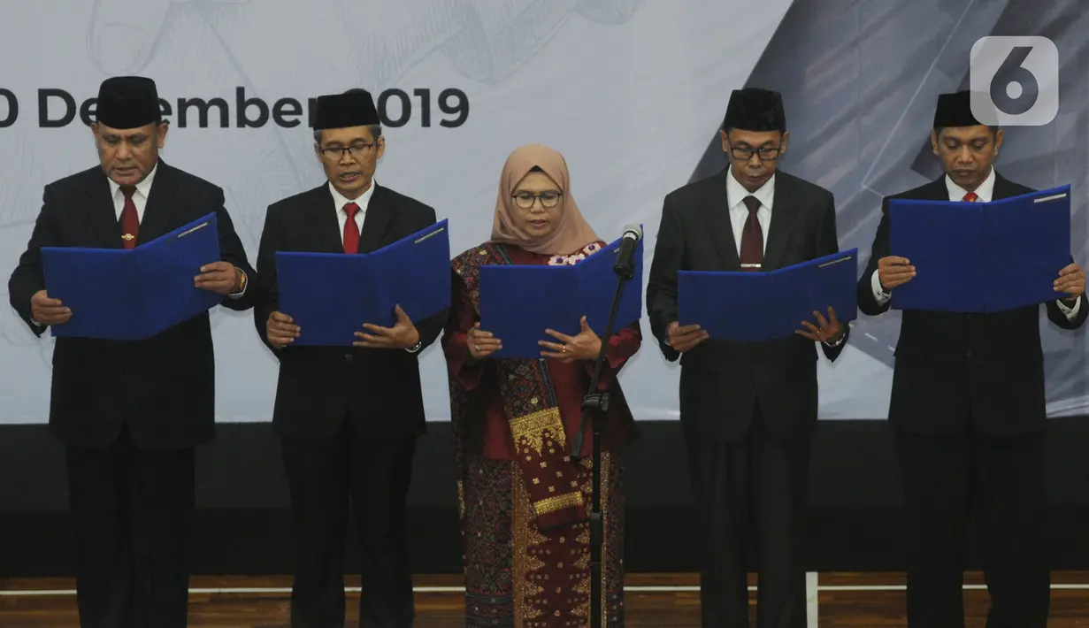Lima pimpinan KPK mengucapkan sumpah jabatan saat pisah sambut usai pelantikan di Gedung KPK, Jakarta, Jumat (20/12/2019). Acara ini dihadiri pimpindan dan Dewan Pengawas KPK. (merdeka.com/Dwi Narwoko)