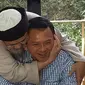 Ahok dipeluk kakak angkat muslim, Alsadad Rudi Andi Analta Amir. (Ist)