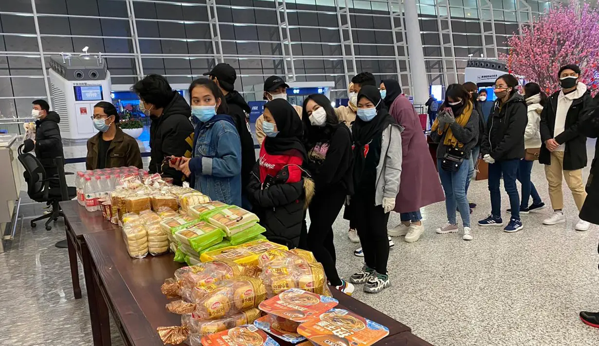 Sejumlah Warga Negara Indonesia (WNI) yang akan dievakuasi tiba di Bandara Internasional Tianhe, Wuhan, Hubei, China, Sabtu, (1/2/2020). Sebanyak 245 WNI di Wuhan akan dievakuasi ke Indonesia terkait merebaknya virus corona di kota tersebut. (foto:Duta Besar RI di Beijing)