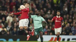 Penyerang Manchester United atau MU, Antony mengontrol bola saat gelandang Omonia Nicosia, Moreto Cassama mencoba menghentikannya dalam laga matchday 4 fase grup Liga Europa 2022/2023 di Old Trafford, Jumat dini hari WIB (14/10/2022). Scott McTominay menjadi pahlawan MU dengan golnya di injury time. (AP Photo/Dave Thompson)