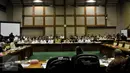 Menteri BUMN, Rini Soemarno mengikuti rapat kerja dengan Komisi VI DPR di Kompleks Parlemen, Jakarta, Kamis (1/10/2015). Komisi VI mengomentari langkah Menteri BUMN, Rini Soemarno yang kelewatan berkiblat ke Tiongkok. (Liputan6.com/Johan Tallo)