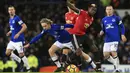 Aksi pemain Everton, Tom Davies (kiri) berebut bola dengan pemain Manchester United, Paul Pogba pada laga Premier League di Goodison Park, Liverpool, (1/1/2018). MU menang 2-0. (Peter Byrne/PA via AP)