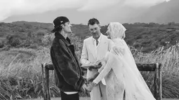 Seseorang yang diduga pendeta memimpin upacara Justin Bieber dan istrinya memperbarui janji pernikahan juga ikut terlihat di momen pengumuman kehamilan ini. (Liputan6.com/IG/@justinbieber)