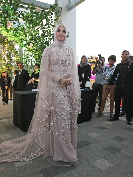 Laudya Cynthia Bella setibanya di lokasi resepsi kedua pernikahannya di kawasan Dago, Bandung, Minggu (8/10). Dihias dengan payet yang berkilau, gaun warna pastel berpotongan A-line ini terlihat begitu glamor dan elegan. (Liputan6.com/Herman Zakharia)
