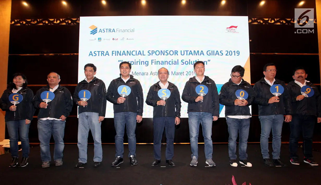 Jajaran Direksi dan Leader Astra Financial foto bersama acara pernyataan komitmen di Jakarta, Kamis (14/3). Berdasarkan data GIIAS 2018 Astra Financial berhasil mendapatkan SPK senilai Rp 1,1 triliun aplikasi pembiayaan melalui ACC. (Liputan6.com/HO/Eko)