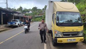 ​Kecelakaan lalu lintas melibatkan sepeda motor dan truk boks terjadi di Jalan Raya Simpenan, Kampung Cigadog, Desa Kertajaya, Kabupaten Sukabumi, Jumat (12/12/2025) (Istimewa)