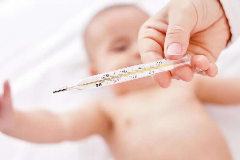 bayi demam. Foto ilustrasi: Baby About