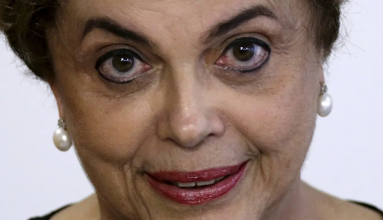 Presiden Brasil Dilma Rousseff saat mendatangi acara di Istana Planalto, Brasil, (13/4). Peristiwa besar yang menyangkut namanya ketika ia membela habis-habisan seorang warganya yang merupakan seorang bandar narkoba. (REUTERS / Ueslei Marcelino)