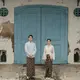 Dengan latar arsitektur keraton yang autentik, keduanya tampil bak pangeran dan putri dalam balutan busana adat Jawa yang elegan. [@elrumi/@syifahadju].