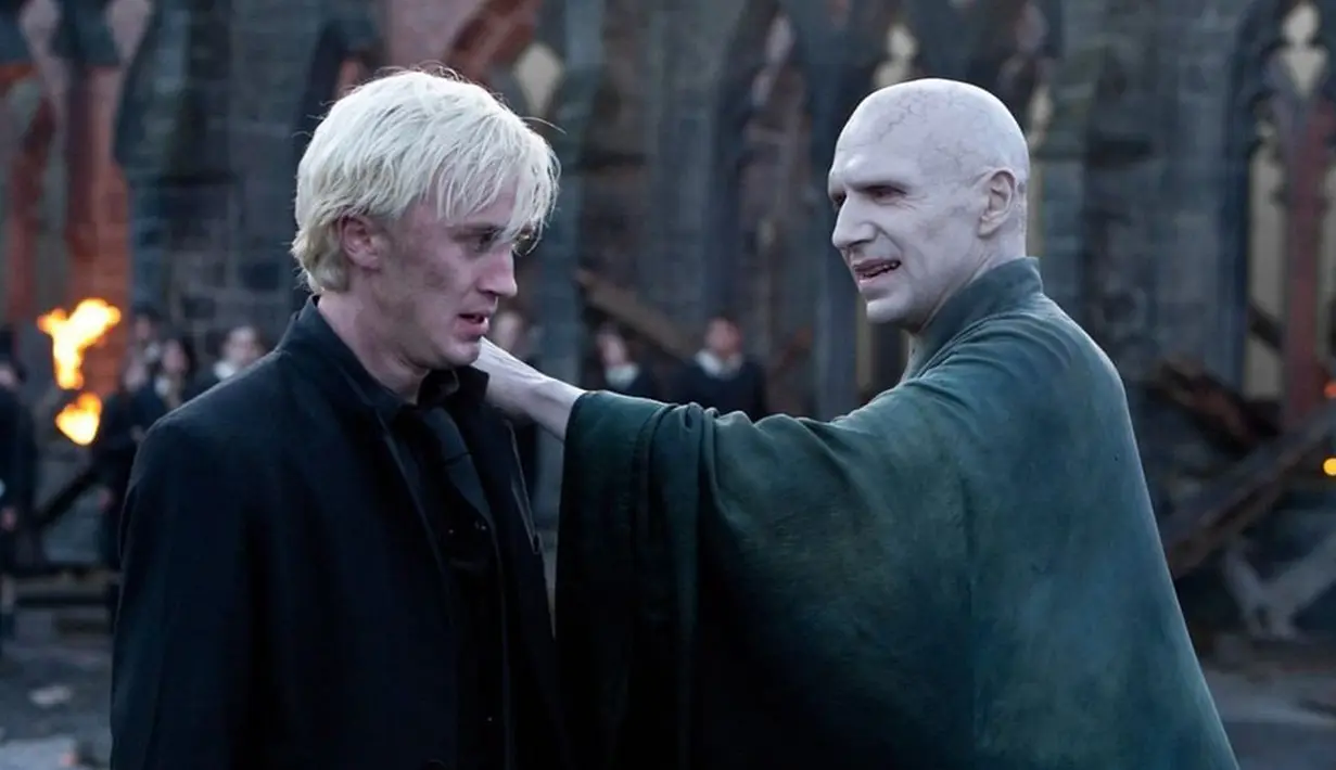 Adegan dimana Draco berhadapan dengan Voldemort dalam seri Harry Potter And The Deathly Hallows II. Bagian ini karakter Draco Malfoy digambarkan sangat emosional karena berada dibawah tekanan saat tergabung dengan Pelahap Maut. (Instagram/@t22felton)