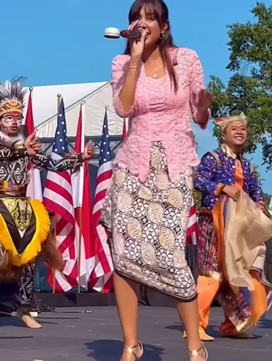 Aurelie Moeremans memadukan penampilannya dengan open toe heels emas. [Foto: Instagram/aurelie]