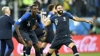 Paul Pogba dan Adil Rami merayakan sukses Timnas Prancis ke final Piala Dunia 2018 usai mengalahkan Belgia 1-0 di semifinal. (AP Photo/Martin Meissner)