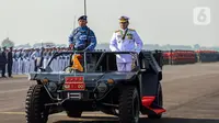 Panglima TNI Laksamana Yudo Margono (kanan) menaiki kendaraan saat memimpin upacara peringatan HUT ke-77 TNI AU di Lanud Halim Perdanakusuma, Jakarta, Minggu (9/4/2023). Sebanyak 3.693 personel dilibatkan dalam perayaan ini. (Liputan6.com/Faizal Fanani)