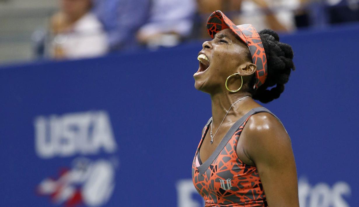 Petenis Amerika Serikat, Venus Williams, melakukan selebrasi usai mengalahkan petenis Ceko, Petra Kvitova, pada turnamen AS Terbuka di New York, Rabu (6/9/2017). Venus Williams menang 6-3, 3-6, 7-6 (7-2) atas Petra Kvitova. (AP/Kathy Willens)
